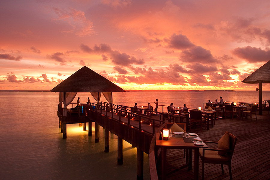 Puesta de sol en resort de Maldivas