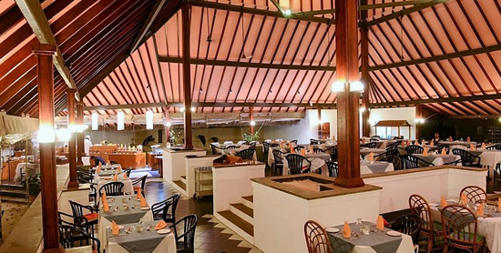 Interior del Main Restaurant del Adaaran Club Rannalhi